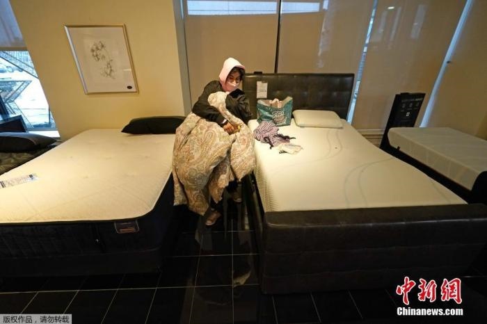 當(dāng)?shù)貢r(shí)間2月17日，美國(guó)得州的一家畫(huà)廊兼家具店內(nèi)，大批民眾來(lái)此避寒取暖，其中不乏一些人帶著被子來(lái)過(guò)夜。美國(guó)近日遭遇極寒天氣侵襲，多地氣溫創(chuàng)近年新低，其中得州災(zāi)情最嚴(yán)重，暴風(fēng)雪導(dǎo)致電網(wǎng)在酷寒中癱瘓，約400萬(wàn)居民家中長(zhǎng)時(shí)間停電。美國(guó)國(guó)家氣象局表示，得州休斯敦等地的氣溫甚至比靠近北極圈的阿拉斯加還要低。