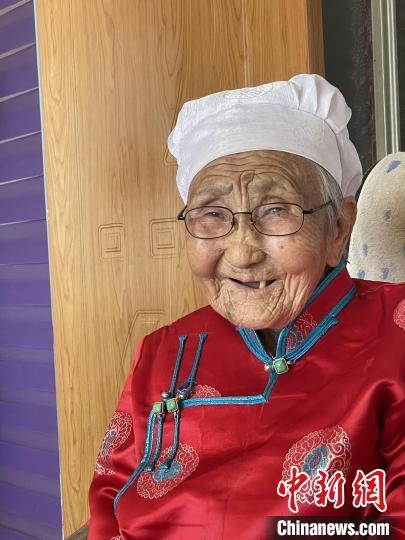薩仁托婭拍攝的“草原母親”。　薩仁托婭供圖
