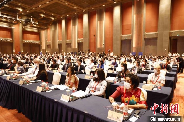 500余名專家學(xué)者、嘉賓代表以線上線下方式參加開幕式。　盛佳鵬 攝