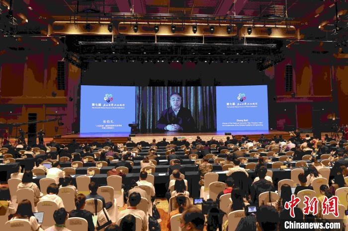 中國工程院院士、“人民英雄”國家榮譽稱號獲得者張伯禮通過視頻發(fā)表主旨演講?！∈⒓样i 攝
