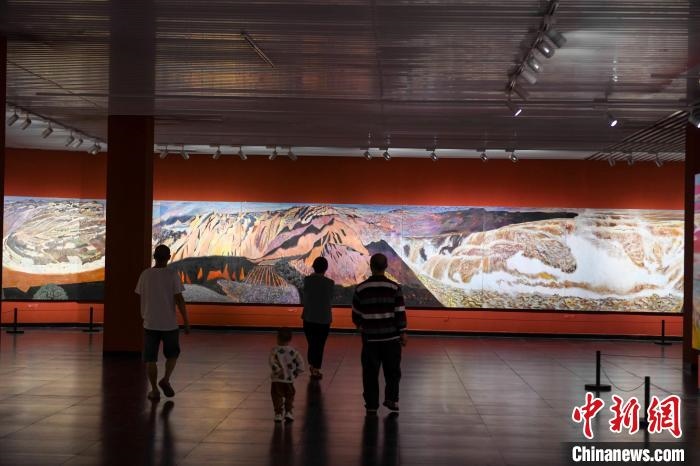 162米巨幅油畫(huà)長(zhǎng)卷《黃河》吸引市民駐足觀看?！钊A峰 攝