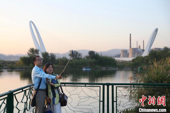 10月1日，北京冬奧公園內(nèi)的游客。　<a target='_blank' href='http://www.chinanews.com/'>中新社</a> 易海菲 攝