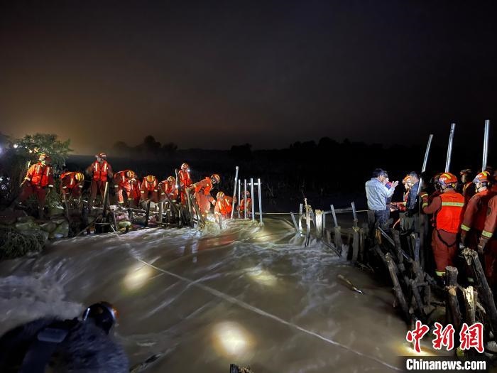 消防員分成左右兩路，同時發(fā)起決口封堵總攻?！￠Z旭輝 攝