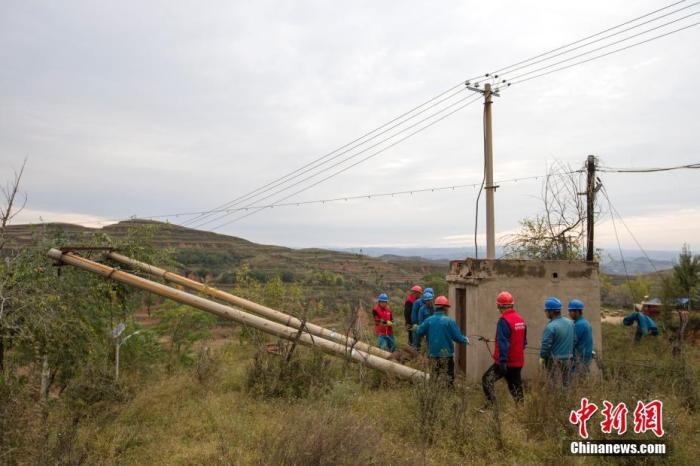 資料圖：10月11日，山西省靈石縣，電力工作人員在搶修電力設(shè)施。<a target='_blank' href='http://www.chinanews.com/'>中新社</a>記者 張?jiān)?攝 　