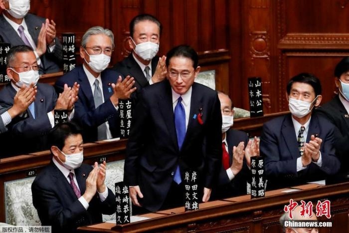 當(dāng)?shù)貢r(shí)間10月4日，日本自民黨總裁岸田文雄經(jīng)過(guò)眾院全體會(huì)議的首相指名選舉成為第100任首相。圖為岸田文雄（中）起身致謝。