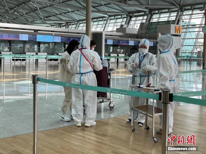 資料圖：韓國仁川國際機場工作人員嚴格執(zhí)行防疫措施。<a target='_blank' href='http://www.chinanews.com/'>中新社</a>記者 劉旭 攝　