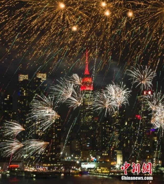 　　2018年，中國駐紐約總領(lǐng)事館前的哈德遜河上空燃放起焰火，慶祝中國狗年春節(jié)。