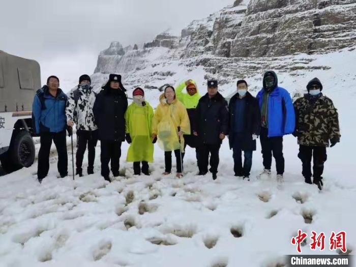 塔爾欽邊境派出所民警與被救游客合影?！“⒗镞吘彻芾碇ш?duì)供圖