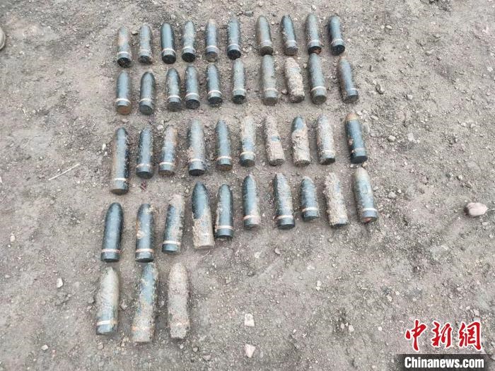 圖為發(fā)現(xiàn)的遺留炮彈?！√厝崭駱?攝