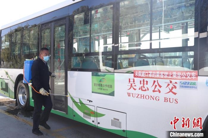 工作人員正在對(duì)公交車進(jìn)行消殺。　于晶 攝