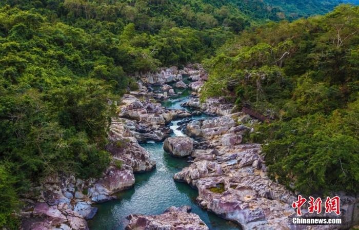 航拍海南呀諾達(dá)熱帶雨林景區(qū)，鳥(niǎo)瞰秀美山水、廣袤雨林。<a target='_blank' href='http://www.chinanews.com/'>中新社</a>記者 駱云飛 攝