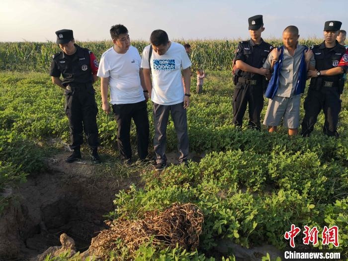 資料圖：犯罪嫌疑人辨認作案現(xiàn)場。　嘉祥縣公安局供圖