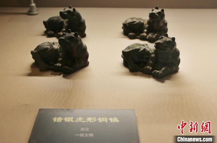一級文物錯銀虎形銅鎮(zhèn)?！≮w曉 攝