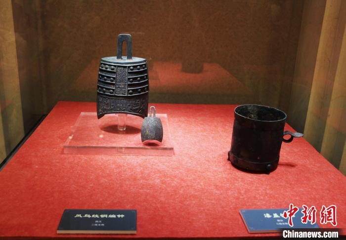 二級文物西漢鳳鳥紋銅編鐘、漆蓋銅卮?！≮w曉 攝