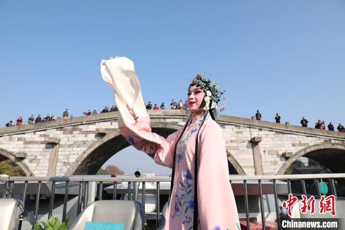2019京杭對(duì)話的大運(yùn)河京杭雅集活動(dòng)中，浙江昆劇團(tuán)國(guó)家一級(jí)演員楊崑在中國(guó)大運(yùn)河(杭州段)上進(jìn)行表演?！⌒燔?攝 攝