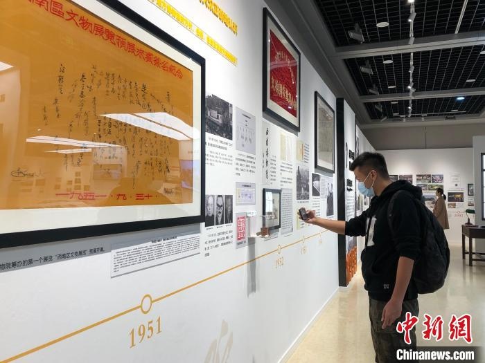 圖為市民參觀特展“我們：和博物館一起走過的日子”?！＄婌?攝
