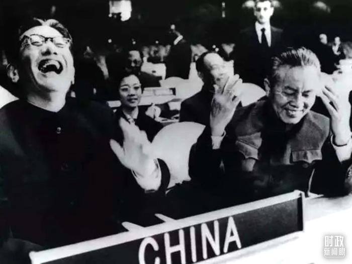 △1971年11月15日，以外交部副部長(zhǎng)喬冠華(左一)為團(tuán)長(zhǎng)、黃華(右一)為副團(tuán)長(zhǎng)的中國代表團(tuán)，首次出現(xiàn)在聯(lián)合國大會(huì)上。(資料圖)