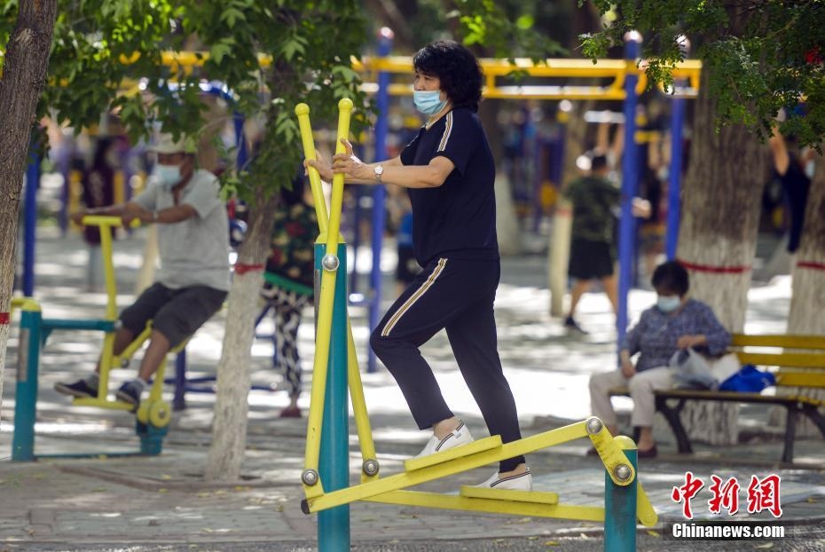 市民在體育公園利用公共健身器械鍛煉身體。 <a target='_blank' href='http://www.chinanews.com/'>中新社</a>記者 劉新 攝