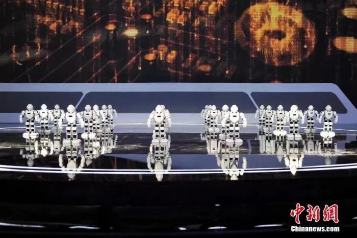 資料圖：2020年11月1日，科幻 科技創(chuàng)新主題論壇在北京舉行。圖為優(yōu)必選機(jī)器人科幻秀。<a target='_blank' href='/'>中新社</a>記者 田雨昊 攝