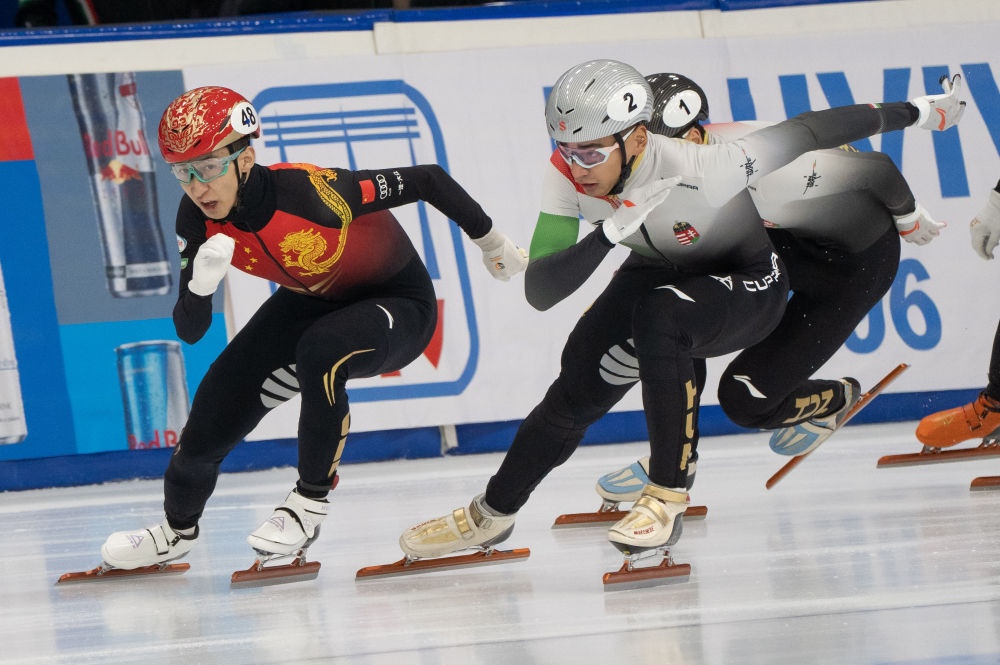 11月20日，中國選手武大靖(左)和匈牙利選手劉少林在比賽中。劉少林奪得冠軍，武大靖獲得第四名。新華社發(fā)(弗爾季·奧蒂洛 攝)