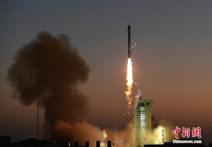 11月23日7時45分，中國在酒泉衛(wèi)星發(fā)射中心用長征四號丙運載火箭，成功將高分三號02星發(fā)射升空。<a target='_blank' href='/'>中新社</a>發(fā) 汪江波 攝 　