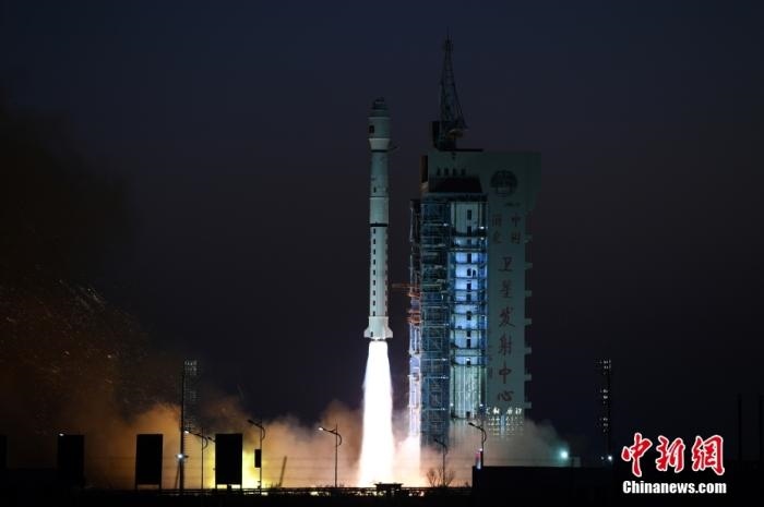 11月23日7時45分，中國在酒泉衛(wèi)星發(fā)射中心用長征四號丙運載火箭，成功將高分三號02星發(fā)射升空。 <a target='_blank' href='/'>中新社</a>發(fā) 汪江波 攝