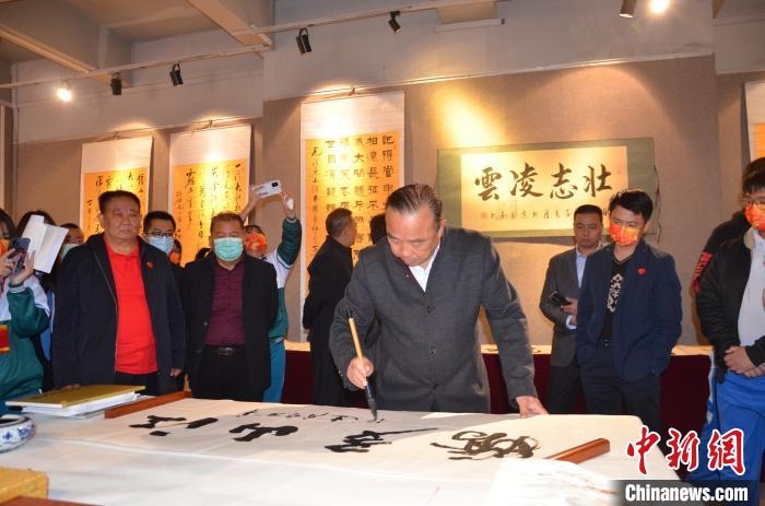 圖為“鐵軍老戰(zhàn)士”、著名書法家、解放軍報原副總編輯連俊義少將現(xiàn)場揮毫?！☆佇玛?攝 攝