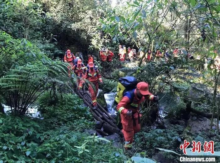 圖為搜救隊員在搜尋失聯(lián)人員。普洱市消防救援支隊供圖