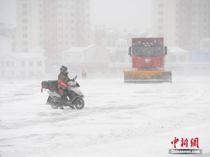 資料圖：市民冒雪出行。 <a target='_blank' href='/'>中新社</a>記者 張瑤 攝