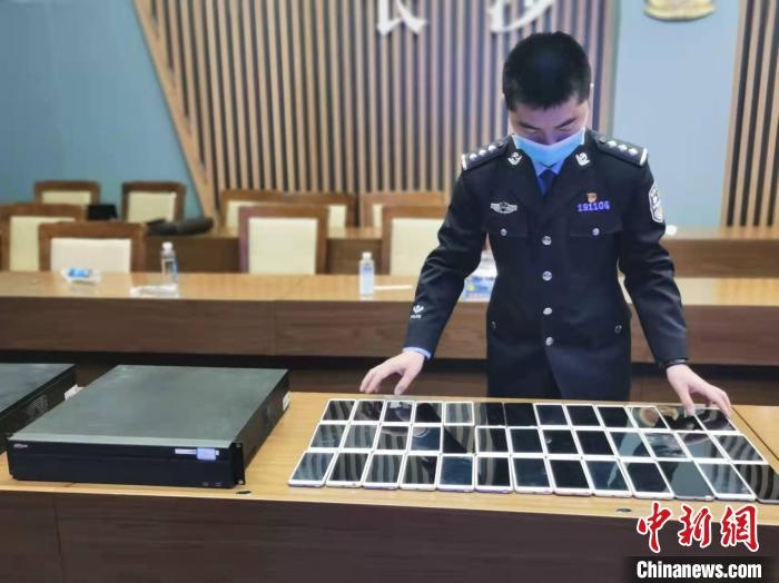 民警展示作案工具?！￠L沙市公安局供圖