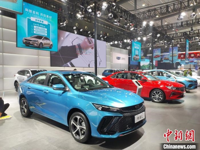 長沙國際車展上展出的汽車?！√菩∏?攝