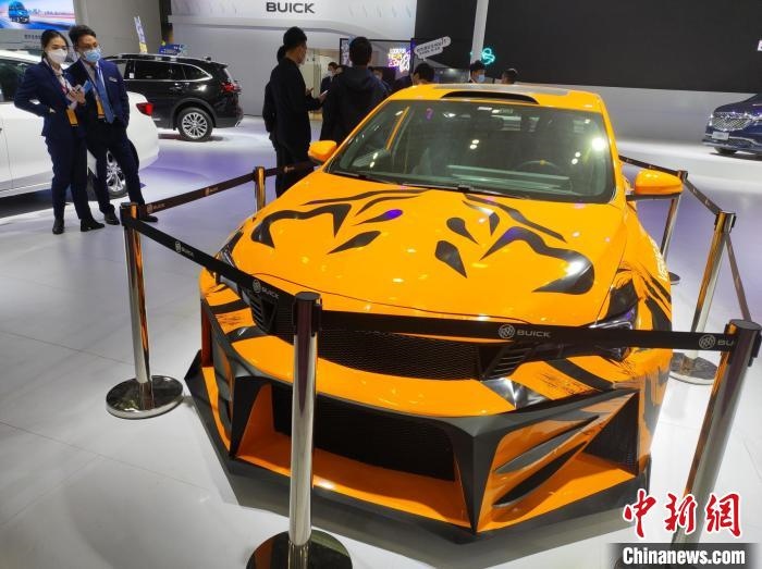 長沙國際車展上展出的汽車?！√菩∏?攝