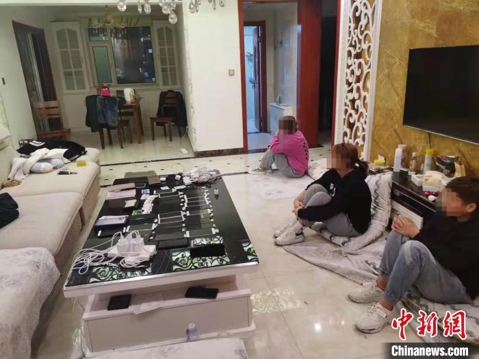 資料圖為果洛藏族自治州公安民警抓獲的犯罪嫌疑人?！‖斍呖h公安局供圖