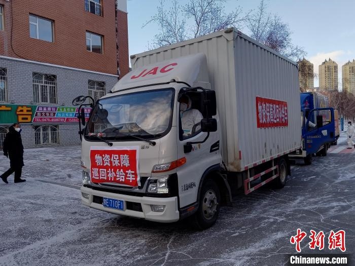 圖為滿洲里物資保障巡回補(bǔ)給車隊配貨現(xiàn)場?！∏靥饌?攝