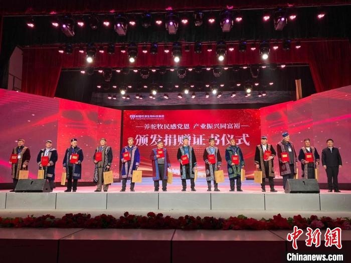 阿勒泰地區(qū)牧民靠企業(yè)的幫扶走上了致富道路?！」o琨 攝
