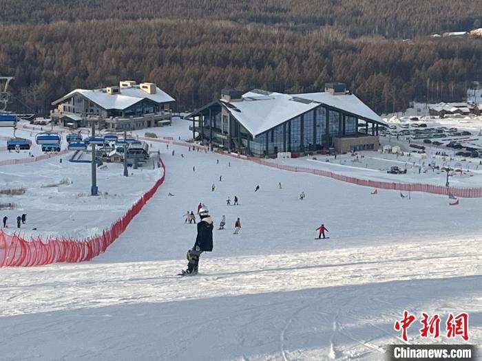 在吉林白山體驗滑雪的游客眾多?！⊙潡?攝