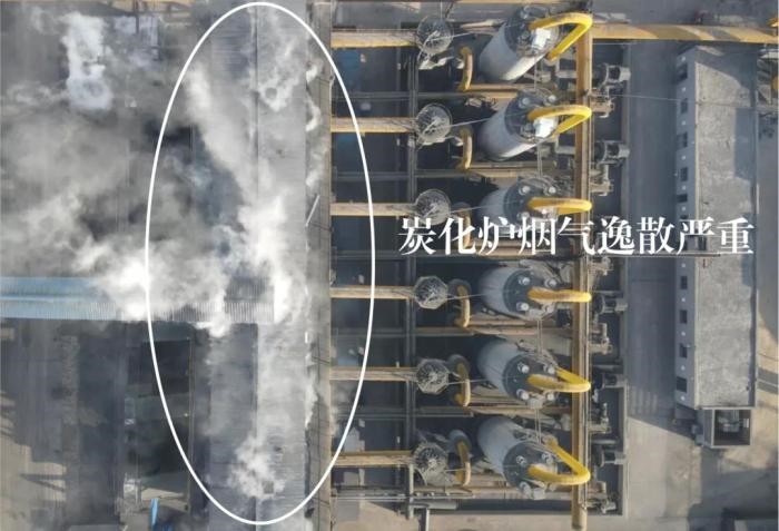  2021年12月11日，督察組使用無(wú)人機(jī)拍攝，榆林市榆陽(yáng)區(qū)瑞森煤化工公司炭化爐煙氣逸散嚴(yán)重