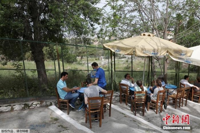 資料圖：希臘雅典，人們在一家露天咖啡享用飲品。