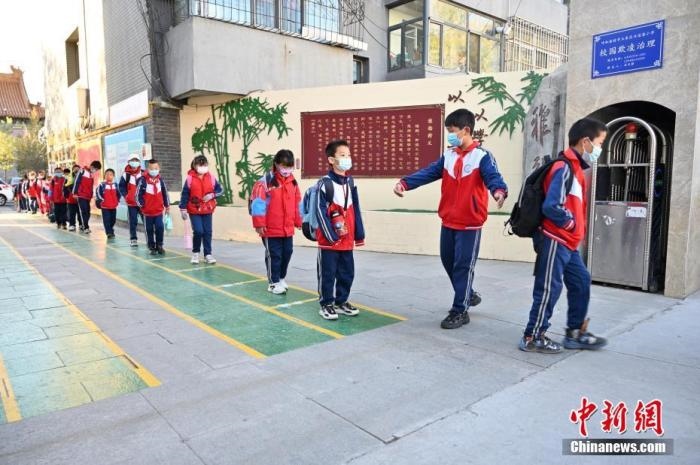 10月，呼和浩特市一所小學(xué)內(nèi)，學(xué)生間隔入校。 <a target='_blank' href='/'>中新社</a>記者 劉文華 攝
