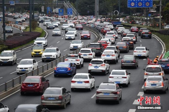 成都市劍南大道的早高峰，車輛排隊入城。張浪 攝