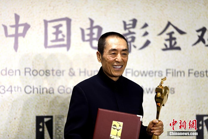 12月30日晚，第34屆中國(guó)電影金雞獎(jiǎng)?lì)C獎(jiǎng)典禮在福建省廈門(mén)市舉行。張藝謀以執(zhí)導(dǎo)《懸崖之上》榮膺最佳導(dǎo)演獎(jiǎng)。 <a target='_blank' href='/'>中新社</a>記者 呂明 攝