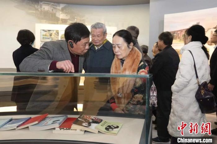 船政后裔在參觀新館?！￡悤造o 攝