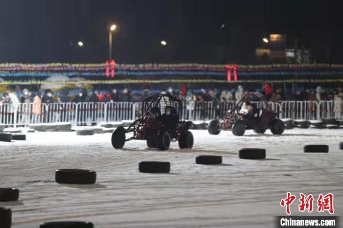 來(lái)吧，一起體驗(yàn)雪地越野車的刺激吧?！∮诤Ｑ?攝