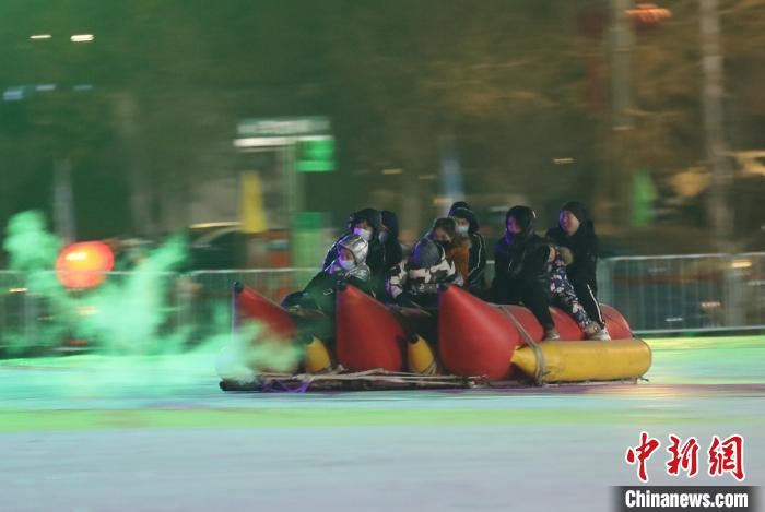 民眾沉醉在冰上香蕉船的快樂(lè)中?！∮诤Ｑ?攝