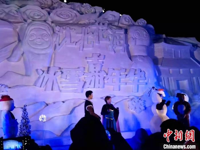 活動(dòng)現(xiàn)場(chǎng)表演的《冰雪奇緣》很受歡迎?！≮w桂華 攝