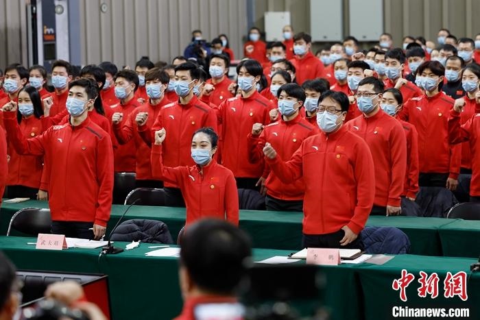 1月5日晚，全力沖刺北京冬奧學(xué)習(xí)座談會(huì)在北京舉行，座談會(huì)后，中國(guó)冰雪國(guó)家集訓(xùn)隊(duì)全體成員起立，齊聲高呼：“中國(guó)冰雪，加油！加油！加油！” <a target='_blank' href='/'>中新社</a>記者 富田 攝
