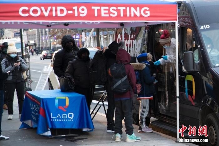 當(dāng)?shù)貢r間1月4日，美國紐約一處新冠病毒檢測站為居民做檢測。<a target='_blank' href='/'>中新社</a>記者 廖攀 攝