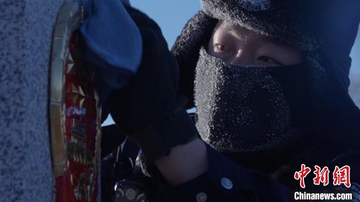 圖為恩和哈達(dá)邊境派出所的9名民警踏雪巡邊?！⒕S明 攝