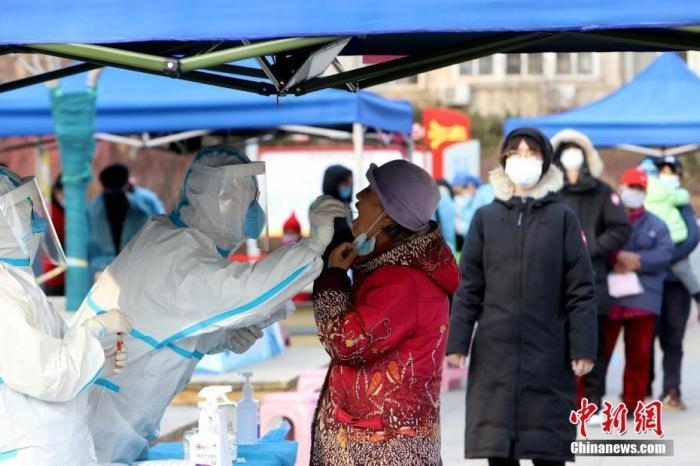 資料圖：1月9日，天津市南開大學(xué)西南村，社區(qū)組織市民進(jìn)行核酸檢測(cè)。 <a target='_blank' href='/'>中新社</a>記者 張道正 攝