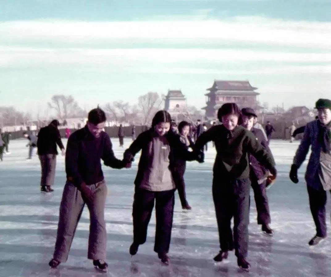 1955年，在什剎海學習溜冰的大學生。(圖源：人民畫報)